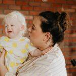 Astuces pour comprendre et calmer les pleurs des bébés découvrez les raisons pour lesquelles votre bébé pleure et comment apaiser ses pleurs. explorez des conseils pratiques pour comprendre les besoins de votre enfant et instaurer un environnement calme et réconfortant.