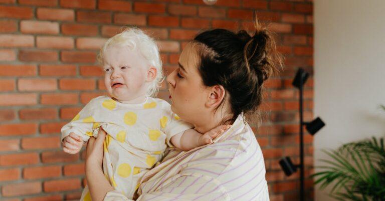 découvrez les raisons pour lesquelles votre bébé pleure et comment apaiser ses pleurs. explorez des conseils pratiques pour comprendre les besoins de votre enfant et instaurer un environnement calme et réconfortant.