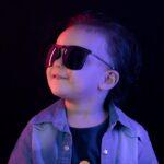 découvrez notre collection de lunettes de soleil pour bébés, alliant style et protection uv. offrez à votre petit une protection optimale contre les rayons du soleil tout en ajoutant une touche de mignonnerie à ses tenues.