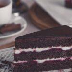 Version simplifiée d'un grand classique pâtissier : le moelleux au chocolat découvrez notre délicieux gâteau au chocolat, une véritable tentation pour les amateurs de chocolat. avec sa texture moelleuse et son riche goût chocolaté, ce dessert est parfait pour toutes les occasions. laissez-vous séduire par cette recette incontournable qui ravira vos papilles!