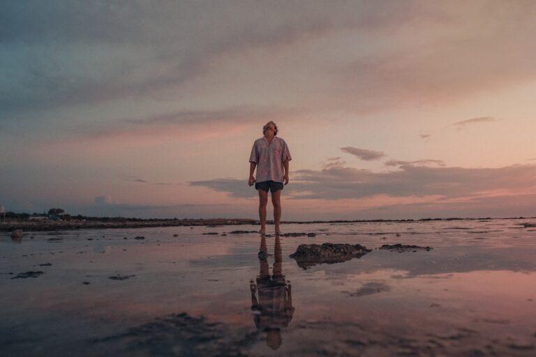 découvrez le concept de 'standing', qui désigne la position, le statut ou la réputation d'une personne ou d'une entité dans un contexte donné. explorez pourquoi le standing est essentiel dans les relations personnelles et professionnelles.