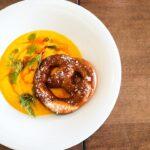 Butternut rôtie, un incontournable de l’automne découvrez la butternut, une courge savoureuse aux doux arômes sucrés. idéale pour des soupes réconfortantes, des purées onctueuses ou des plats rôtis gourmands, la butternut est une véritable star de l'automne et de l'hiver. apprenez à la cuisiner et à profiter de ses bienfaits nutritionnels dans votre alimentation.