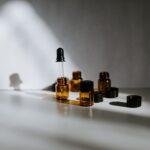 Cinq choses à savoir sur l’huile de jojoba, une alliée pour toute la famille découvrez les bienfaits de l'huile de jojoba, un trésor de la nature pour votre peau et vos cheveux. hydratante, nourrissante et riche en antioxydants, l'huile de jojoba est idéale pour tous les types de peau. apprenez à l'utiliser au quotidien pour un éclat naturel.