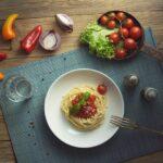 La “vraie” carbonara, le grand classique italien découvrez la recette authentique de la carbonara, un plat italien savoureux alliant des pâtes, des œufs, du fromage et du guanciale. facile à préparer, cette spécialité romaine ravira vos papilles avec sa richesse et son crémeux irrésistible. parfait pour un dîner en famille ou entre amis.