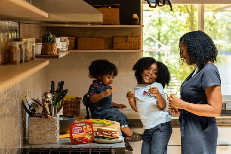 découvrez l'importance de la famille, les liens précieux qui unissent ses membres, et des conseils pour renforcer ces relations au quotidien.