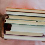 découvrez l'univers hilarant des sitcoms, des séries qui mêlent humour, drame et aventures de la vie quotidienne. plongez dans des histoires captivantes avec des personnages attachants qui vous feront rire aux éclats. ne manquez pas les incontournables de ce genre incontournable de la télévision !