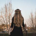 Se coiffer avec une couronne de fleurs, dix-sept façons de sublimer sa chevelure découvrez notre magnifique collection de couronnes de fleurs artisanales, idéales pour sublimer votre look lors d'événements spéciaux ou tout simplement pour apporter une touche de poésie à votre quotidien.