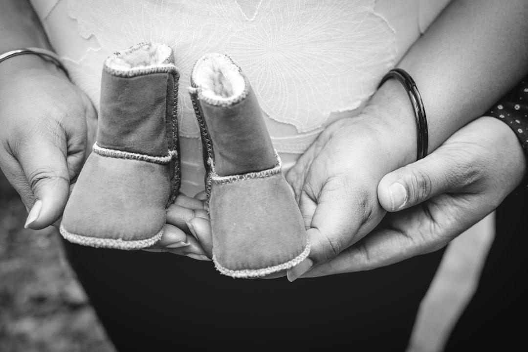 annoncez la grande nouvelle avec style ! découvrez des idées créatives et touchantes pour partager votre bonheur d'attendre un bébé. inspirez-vous pour créer des moments mémorables et faire résonner la joie de la grossesse auprès de vos proches.