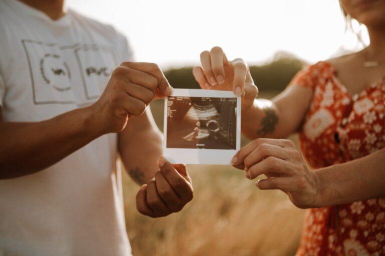 annoncez votre merveilleuse nouvelle avec élégance ! découvrez des idées créatives et inspirantes pour partager l'arrivée de votre futur bébé avec votre famille et vos amis. créez des souvenirs inoubliables autour de cette étape magique de la grossesse.