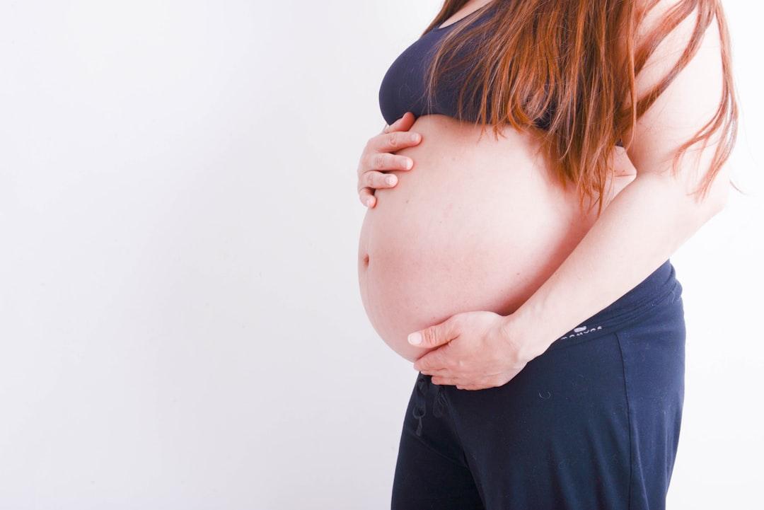 découvrez les signes précoces de la grossesse pour mieux comprendre les changements de votre corps. apprenez à reconnaître les symptômes qui peuvent indiquer une grossesse et soyez informée pour votre santé et celle de votre futur enfant.