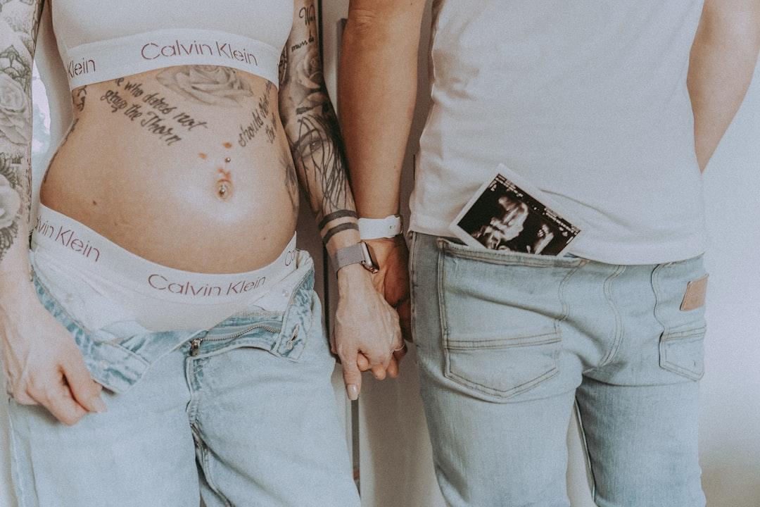 découvrez les signes de la grossesse, des premiers symptômes aux changements corporels, pour mieux comprendre cette période unique et passionnante de la vie. informez-vous sur les indices révélateurs qui peuvent indiquer une grossesse.