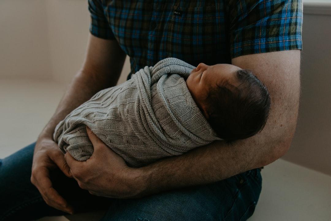 découvrez le concept du baby-led weaning, une méthode d'alimentation qui permet à votre bébé de s'initier à la diversité des saveurs et des textures en mangeant des aliments solides à son rythme. apprenez les avantages, les conseils pratiques et les recettes pour une approche naturelle et saine du repas familial.