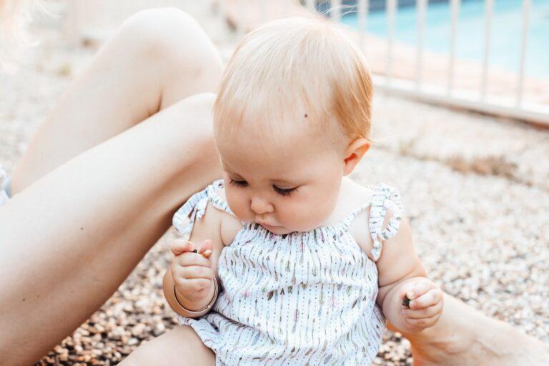 découvrez le concept du baby-led weaning, une méthode d'alimentation autonome pour les bébés qui leur permet d'explorer une variété d'aliments solides tout en développant leurs compétences motrices. apprenez les bienfaits de cette approche naturelle et comment introduire des repas sains et équilibrés dans la diète de votre enfant.