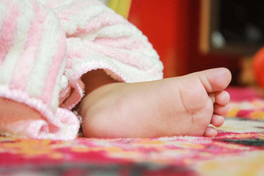 découvrez les indispensables pour votre liste de naissance : des conseils pratiques et des recommandations pour vous aider à choisir les articles essentiels pour accueillir votre bébé dans les meilleures conditions.