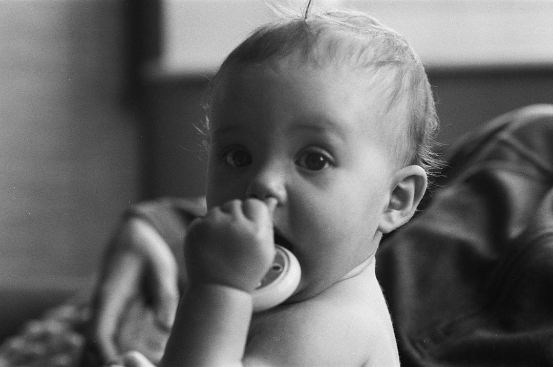 découvrez les étapes essentielles du développement du langage chez les bébés. apprenez comment stimuler la communication et favoriser l'acquisition du langage dès les premiers mois.