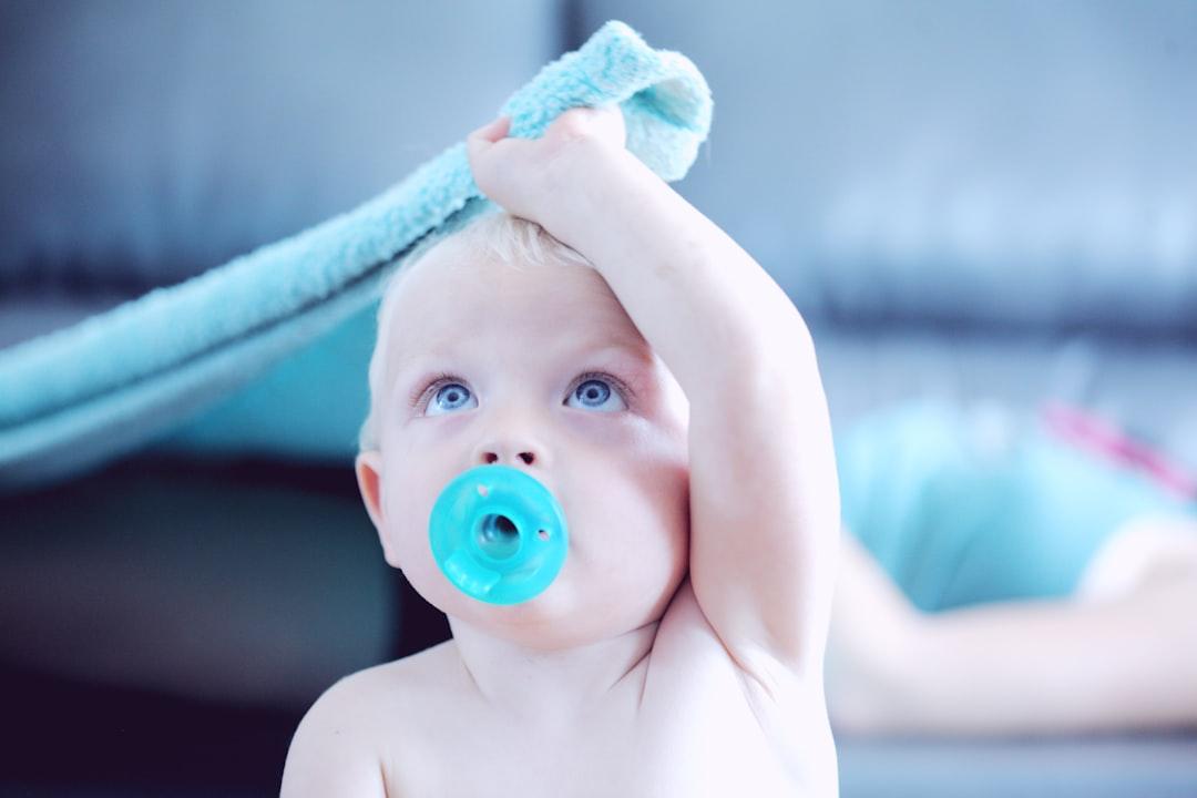 découvrez les étapes cruciales du développement du langage chez les bébés, des premiers mots aux phrases complètes. apprenez comment encourager la communication et soutenir l'épanouissement linguistique de votre enfant.