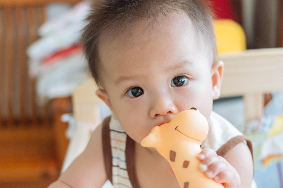 découvrez l'évolution du langage chez les bébés : étapes clés, conseils pratiques et astuces pour favoriser le développement de la parole chez votre enfant. apprenez à reconnaître les signaux de communication et à stimuler l'acquisition du langage dès les premiers mois.