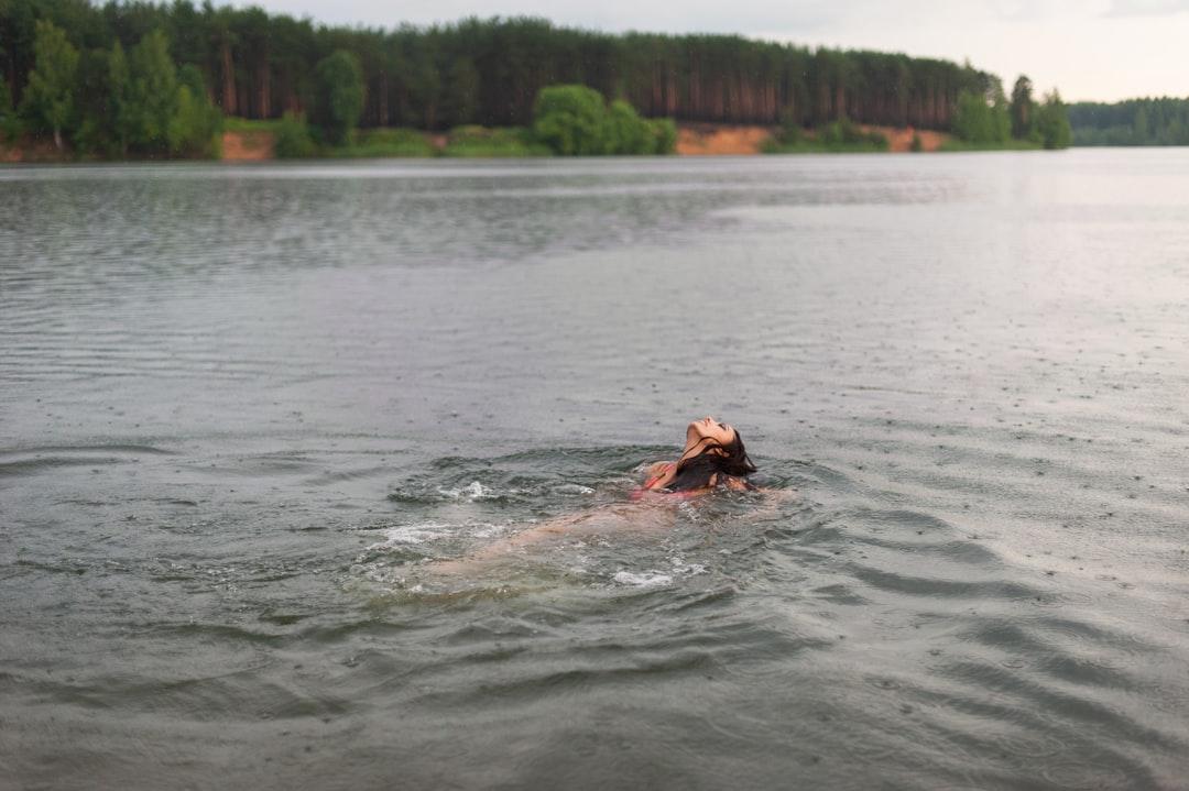 découvrez l'initiation à la natation pour bébés, une activité ludique et sécurisée visant à familiariser votre enfant avec l'eau tout en développant ses compétences aquatiques. offrez à votre petit un moment de plaisir et d'éveil grâce à des cours adaptés et des instructeurs qualifiés.