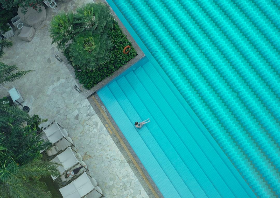 découvrez notre programme d'initiation à la natation pour bébés, conçu pour familiariser votre petit avec l'eau dans un environnement sécurisé et amusant. favorisez son développement, sa confiance et son plaisir de nager dès le plus jeune âge !