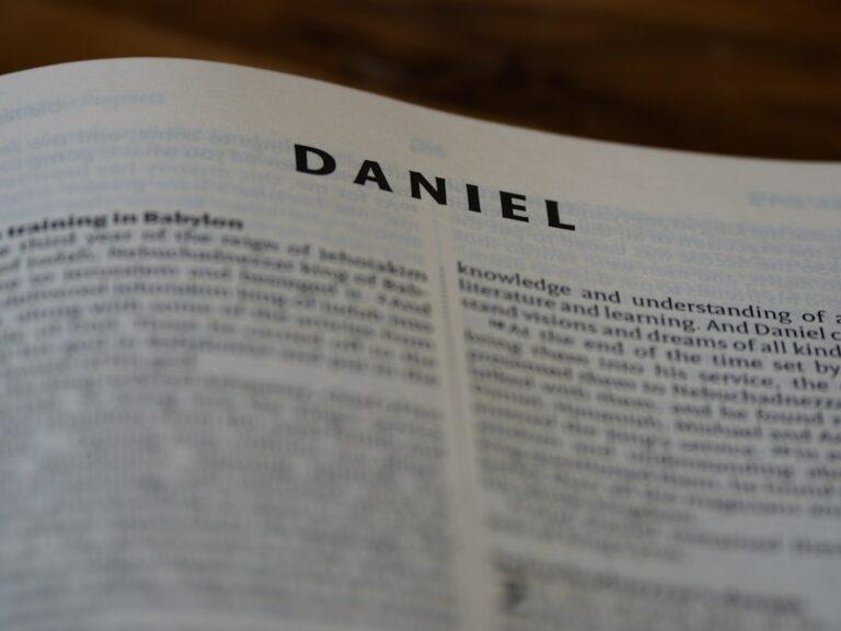 découvrez la signification et l'origine des prénoms bibliques, riches en histoire et en spiritualité. plongez dans l'univers fascinant des noms issus de la bible et trouvez l'inspiration pour nommer votre enfant.