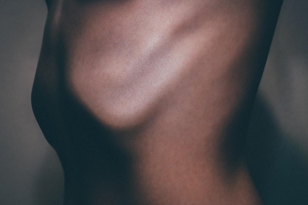 découvrez les variations et changements des seins au cours des différentes étapes de la vie, les facteurs influençant ces transformations et les conseils pour mieux comprendre votre corps.