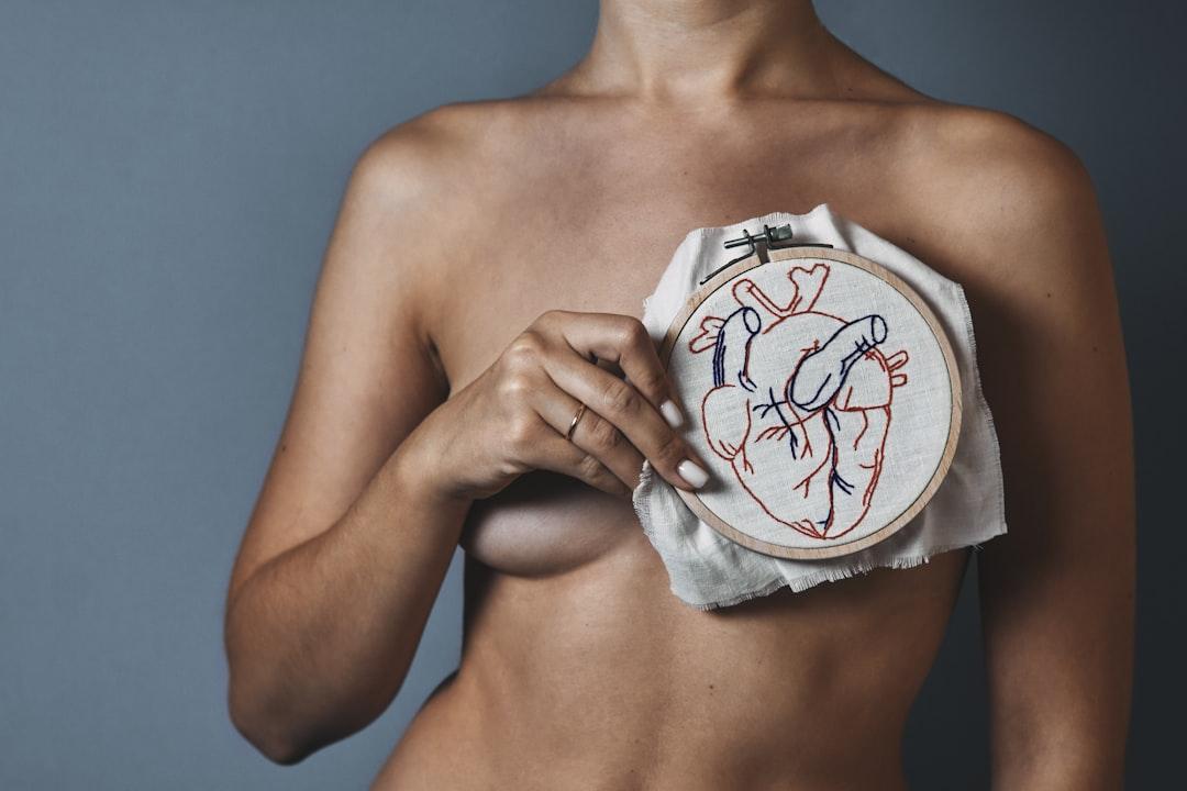 découvrez les changements mammaires : causes, symptômes et conseils pour comprendre les transformations naturelles des seins au fil du temps, qu'il s'agisse de grossesse, de cycle menstruel ou de variations hormonales.