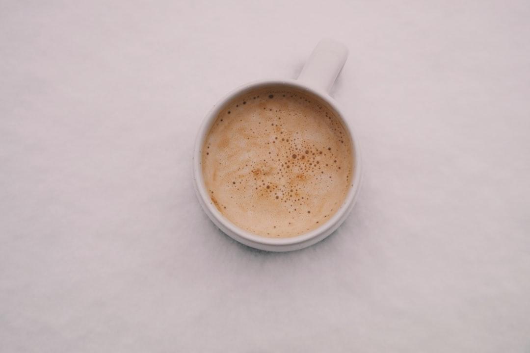 découvrez tout ce que vous devez savoir sur la caféine : ses effets sur votre corps, ses bienfaits, ses risques et comment l'intégrer dans votre quotidien de manière équilibrée.