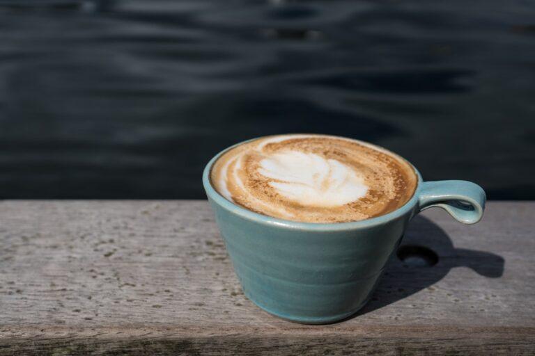 découvrez tout sur la caféine : ses effets sur l'énergie, la concentration et la santé. apprenez comment consommer cette substance stimulante avec modération pour profiter de ses bienfaits.