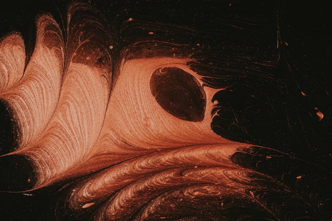 découvrez tout sur la couvade, ce phénomène fascinant où les papas expriment physiquement les symptômes de grossesse. explorez ses origines, ses manifestations et son impact sur la relation entre partenaires durant cette période unique.