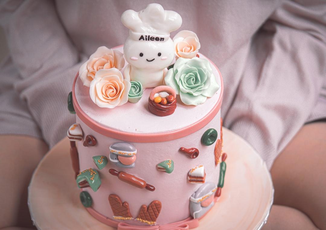 découvrez l'art du cadeau original avec notre splendide gâteau de couches. parfait pour les baby showers ou comme cadeau de naissance, ce gâteau composé de couches est à la fois pratique et esthétique. faites plaisir aux futurs parents avec une création unique qui allie fonctionnalité et charme.
