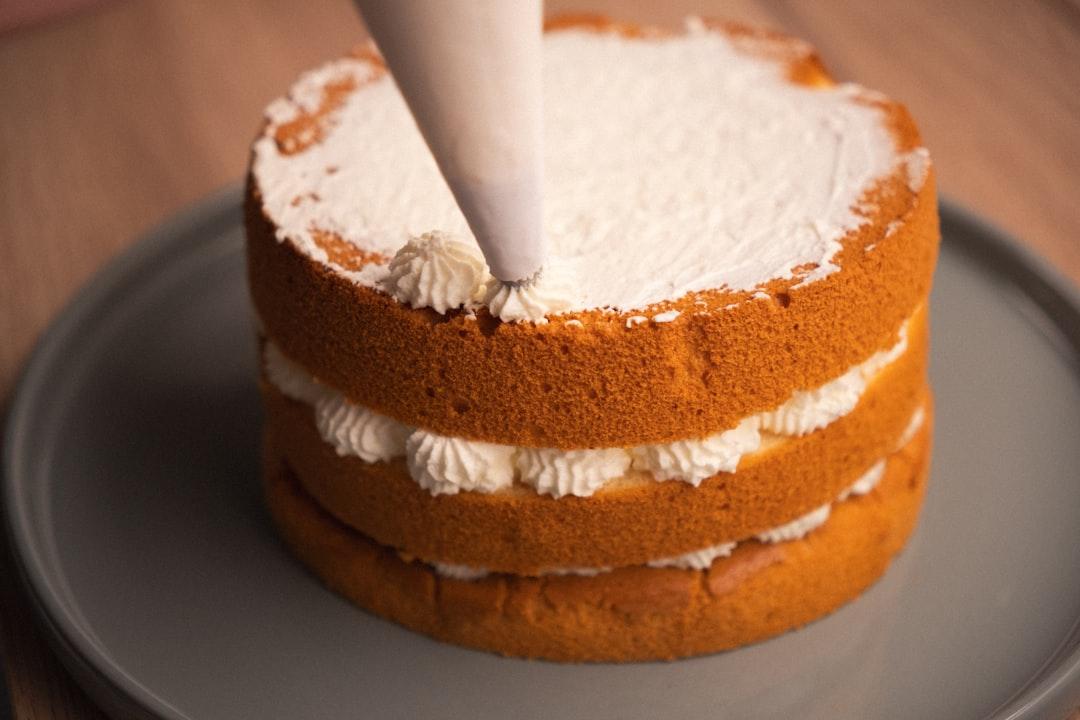 découvrez l'art créatif des gâteaux de couches, une idée originale et pratique pour célébrer la naissance d'un bébé. parfait pour les baby showers, ces décorations uniques allient esthétique et utilité, offrant des couches glissées dans un élégant gâteau pour émerveiller les futurs parents. inspirez-vous de nos conseils et astuces pour réaliser votre propre gâteau de couches.