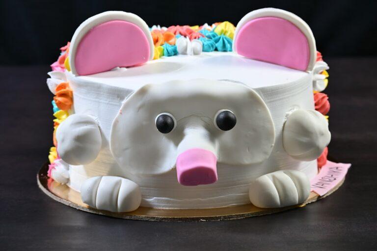 découvrez l'univers créatif des gâteaux de couches, une décoration originale et pratique pour baby shower ou cadeaux de naissance. alliant esthétisme et utilité, ces créations en couches pampers raviront les futurs parents et ajouteront une touche unique à toute célébration autour de l'arrivée d'un bébé.