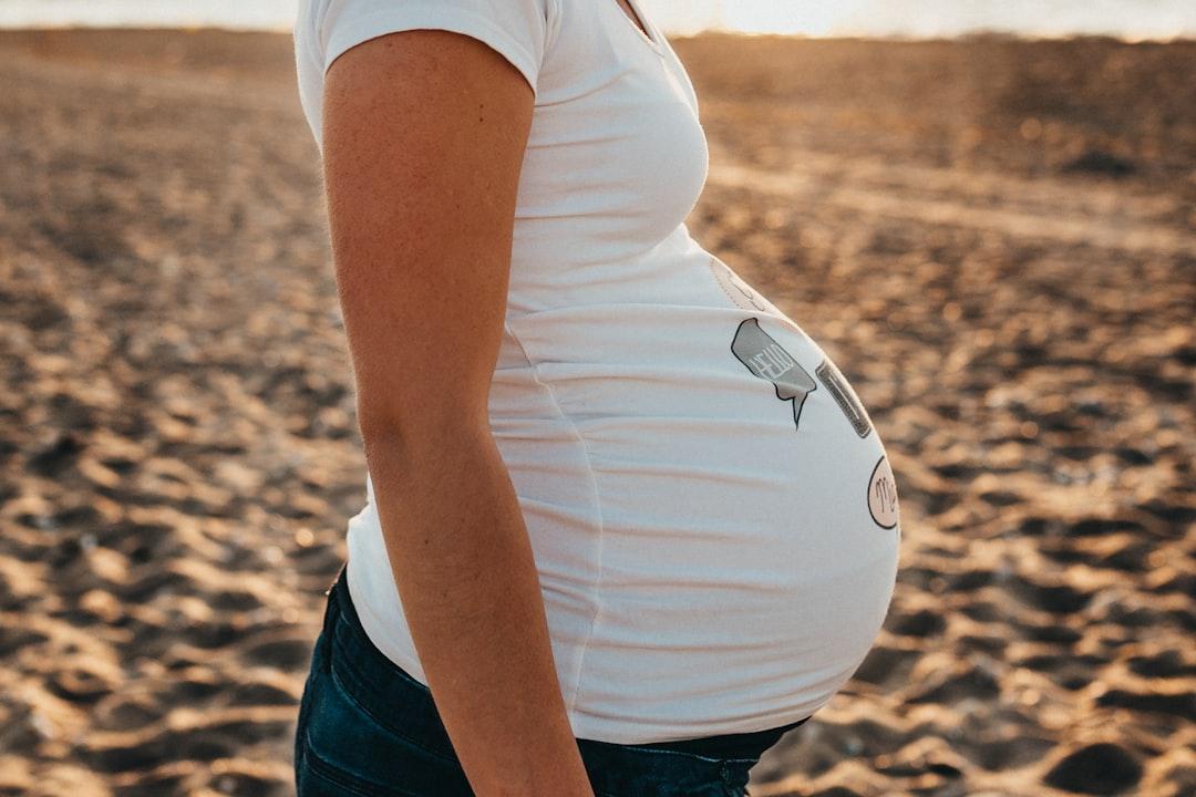 découvrez tout sur la grossesse ectopique, une condition médicale où l'embryon se développe en dehors de l'utérus. apprenez à reconnaître ses symptômes, ses causes et les options de traitement disponibles pour assurer votre santé et votre bien-être.