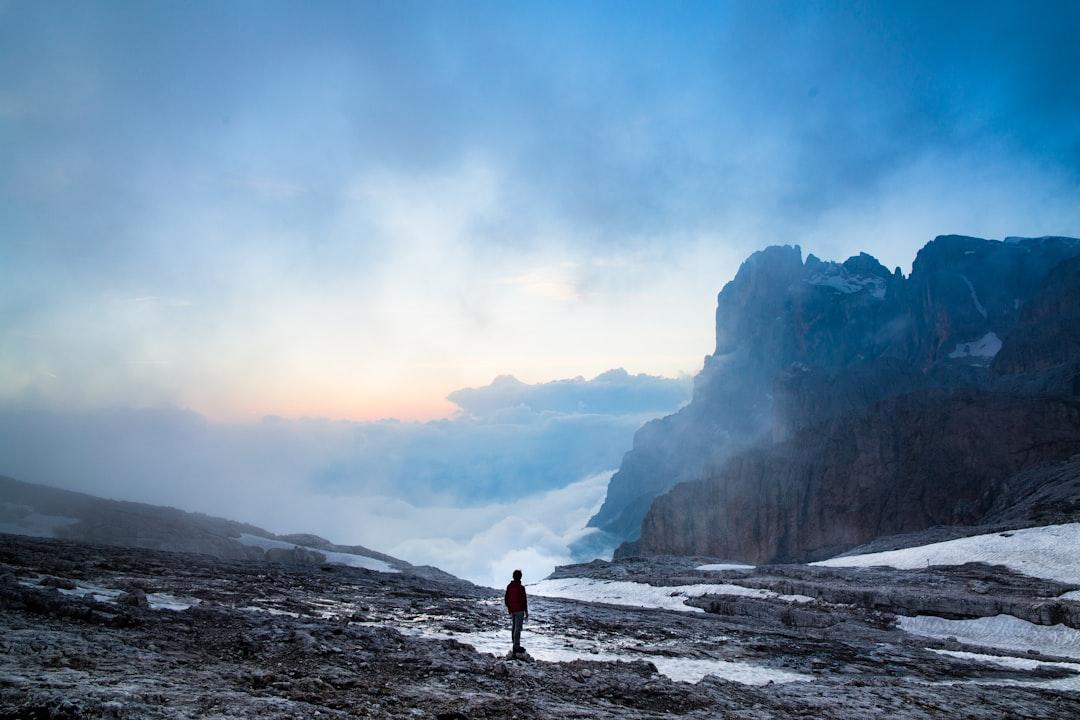 découvrez les merveilles du monde à travers une exploration captivante. plongez dans des paysages inexplorés, des cultures fascinantes et des aventures inoubliables qui éveilleront votre curiosité et nourriront votre âme d'aventurier.