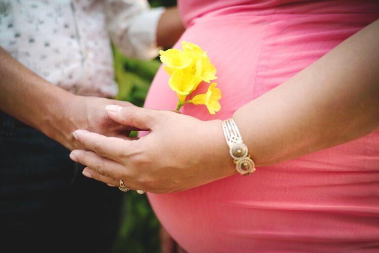 découvrez tout sur la gestation : son déroulement, les étapes clés, ainsi que son importance pour le développement embryonnaire et fœtal. informez-vous sur les changements physiologiques et émotionnels que vivent les futures mamans pendant cette période cruciale.