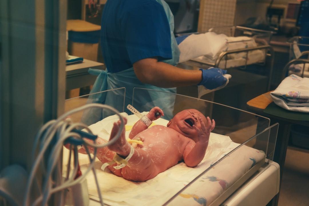 découvrez le monde fascinant de la vision des nouveau-nés. apprenez comment les bébés perçoivent leur environnement, les étapes de développement de leur vue et des conseils pour stimuler leur sens visuel dès les premiers jours.