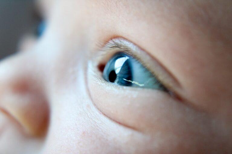 découvrez comment se développe la vision des nouveau-nés, les étapes clés de leur capacité à voir et les conseils pour stimuler leur éveil visuel. apprenez l'importance de la lumière, des couleurs et des formes dans le développement précoce de votre bébé.