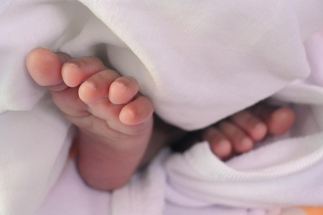 découvrez tout ce qu'il faut savoir sur le poids des nouveau-nés : normes, variations et conseils pour assurer une croissance saine pour votre bébé.