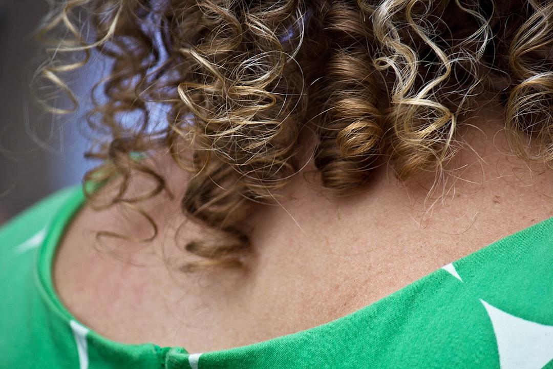 découvrez comment gérer la perte de cheveux postpartum avec des conseils pratiques, des remèdes naturels et des solutions efficaces pour retrouver des cheveux sains après l'accouchement.