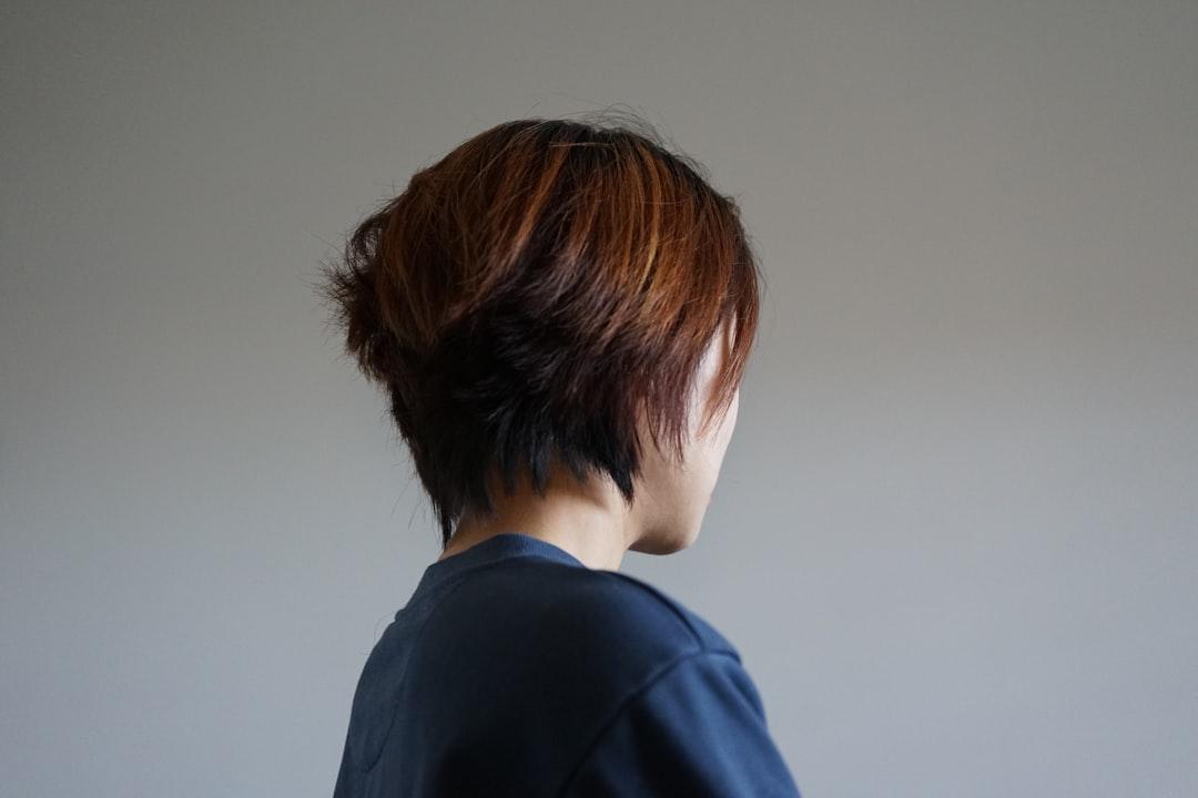 découvrez comment gérer la perte de cheveux postpartum avec nos conseils pratiques et solutions adaptées. apprenez les causes, les traitements et les moyens de favoriser la repousse des cheveux après la grossesse.