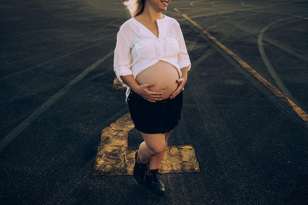 découvrez les inconforts de la grossesse, des nausées aux douleurs lombaires, et apprenez comment les soulager pour vivre une expérience de maternité plus sereine.