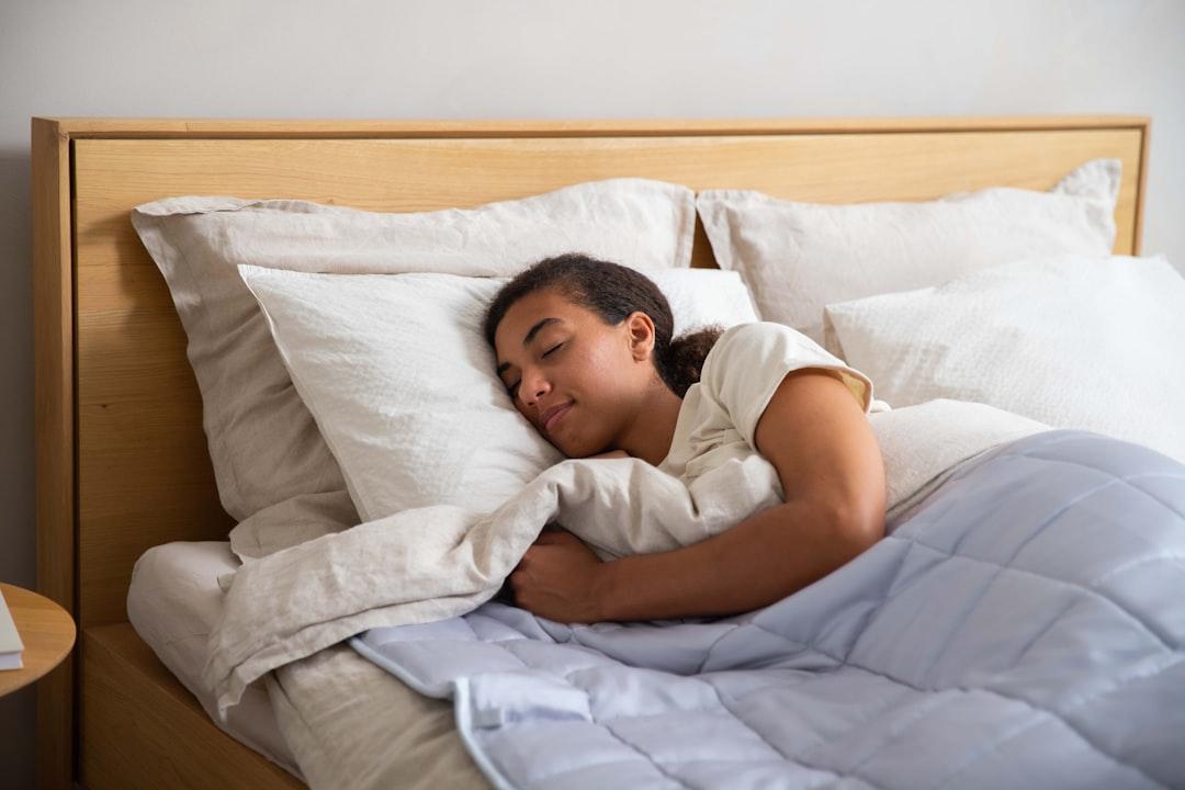 découvrez les risques associés au sommeil sur le côté et comment cela peut affecter votre santé. apprenez à adopter des positions de sommeil plus sûres pour un meilleur repos et bien-être.