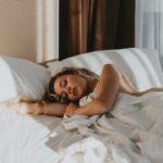 Les dangers éventuels du sommeil sur le côté chez les nourrissons découvrez les risques associés au sommeil sur le côté, y compris l'impact sur la colonne vertébrale, le reflux gastro-œsophagien et la circulation sanguine. obtenez des conseils pour un sommeil sain et des positions alternatives.