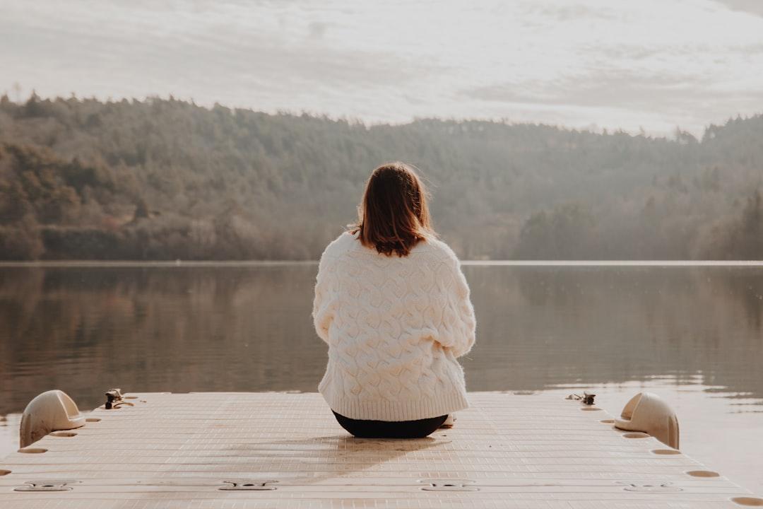 découvrez les bienfaits du sitting, une pratique essentielle pour améliorer votre posture, relâcher les tensions et favoriser un équilibre corps-esprit. apprenez à vous asseoir correctement et à intégrer des pauses actives dans votre journée.