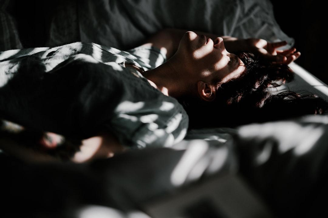 découvrez les causes et solutions de la régression du sommeil chez les bébés. apprenez à reconnaître les signes, à gérer les nuits difficiles et à aider votre enfant à retrouver un sommeil paisible.