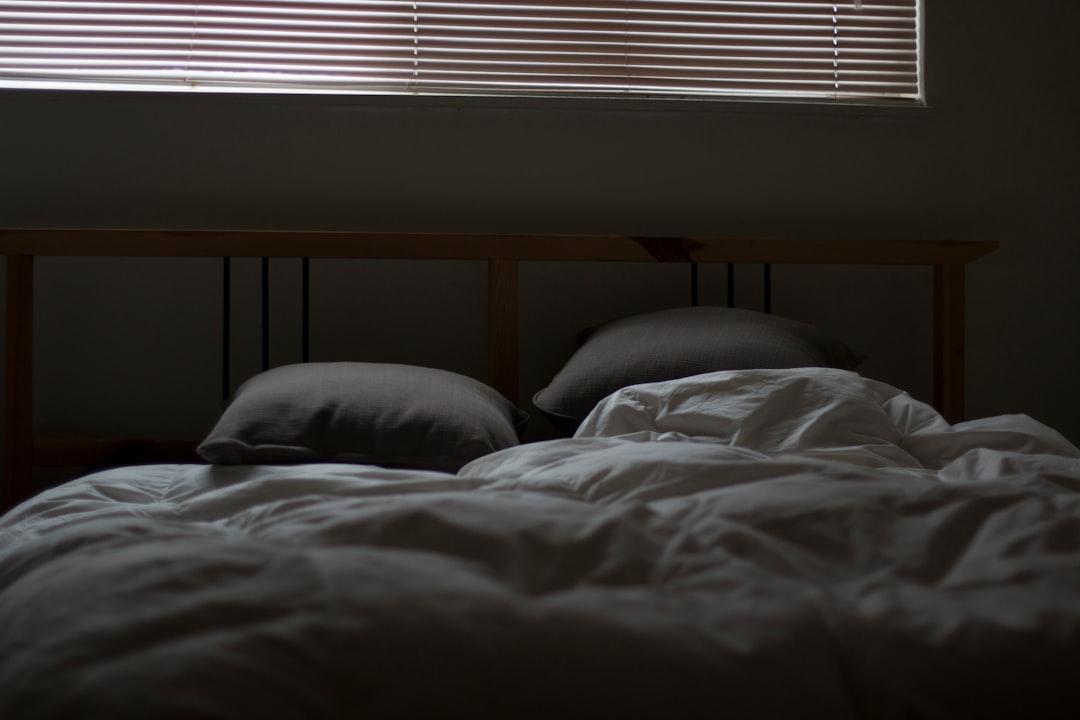 découvrez les causes et solutions de la régression du sommeil chez les bébés. apprenez à surmonter cette phase difficile avec des conseils pratiques pour assurer des nuits paisibles à votre enfant.