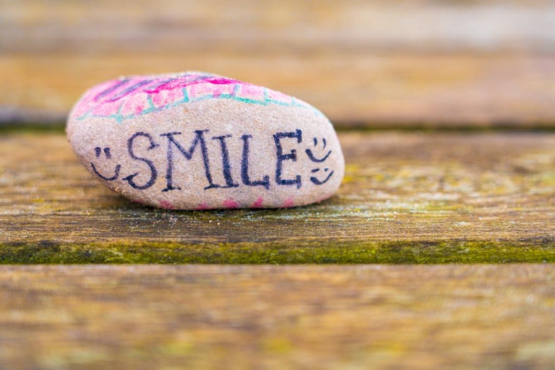 découvrez l'importance du sourire dans notre vie quotidienne. apprenez comment un simple sourire peut transformer votre humeur, renforcer vos relations et attirer des énergies positives. explorez les bienfaits du sourire sur le bien-être et la santé mentale.