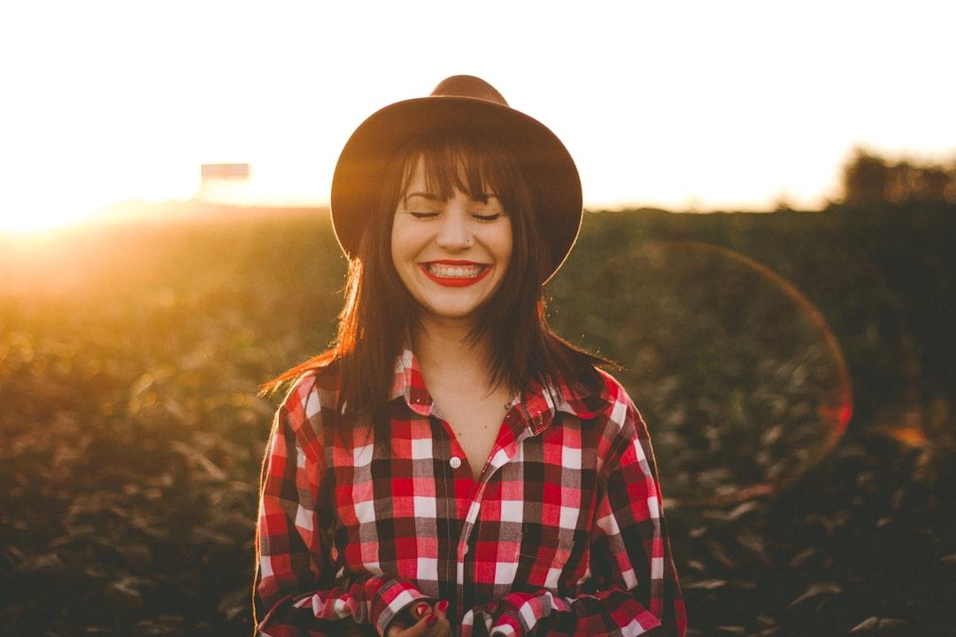 découvrez comment un simple sourire peut illuminer votre journée et renforcer vos relations. apprenez l'importance du sourire pour le bien-être émotionnel et social.