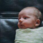 découvrez l'art du swaddling, une technique essentielle pour apaiser et sécuriser votre bébé. apprenez comment bien envelopper votre enfant pour favoriser son sommeil et son bien-être grâce à des conseils pratiques et des astuces de parents expérimentés.
