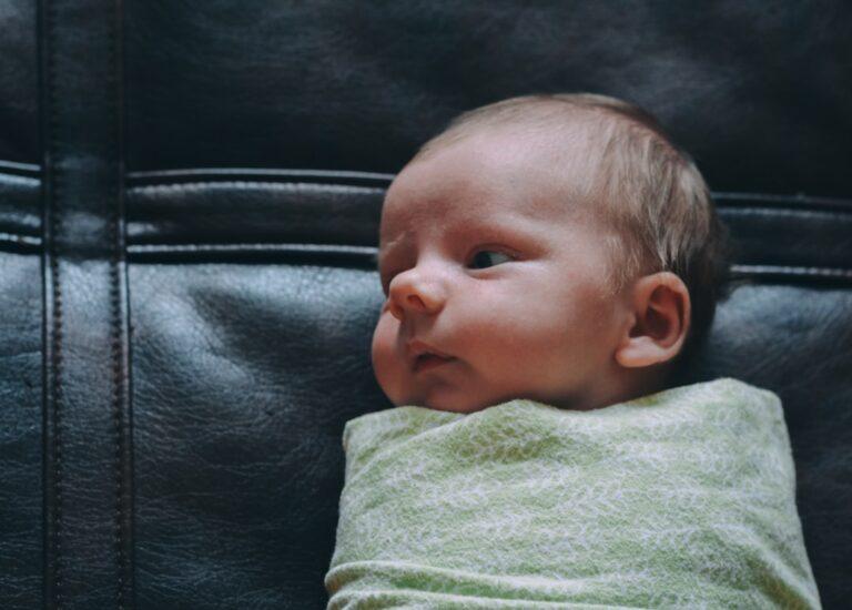 découvrez l'art du swaddling, une technique essentielle pour apaiser et sécuriser votre bébé. apprenez comment bien envelopper votre enfant pour favoriser son sommeil et son bien-être grâce à des conseils pratiques et des astuces de parents expérimentés.